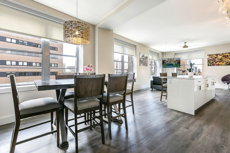 Food & Drinks, The California Building, Orleans