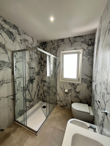 Bathroom 5, Lucus Apartments, Ravenna