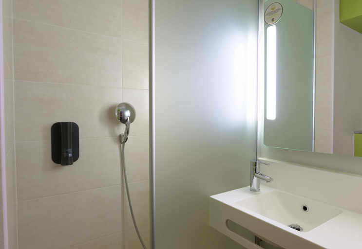 Bathroom 4, B&B HOTEL Marne-la-Vallée Torcy Gare 3 étoiles, Seine-et-Marne