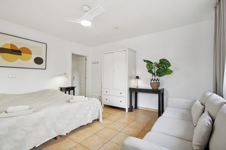 Room 3, House - Sleeps 10 to 34 - Heated Pool - Parking, Alicante