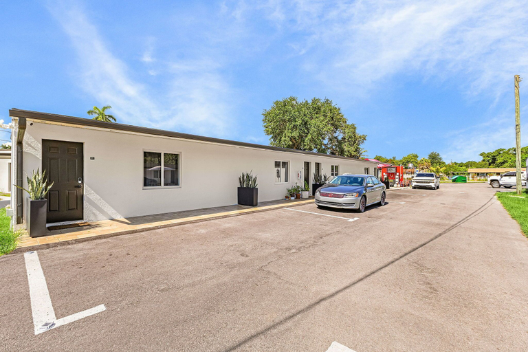Exterior 3, Veras Inn & Suites, Lee