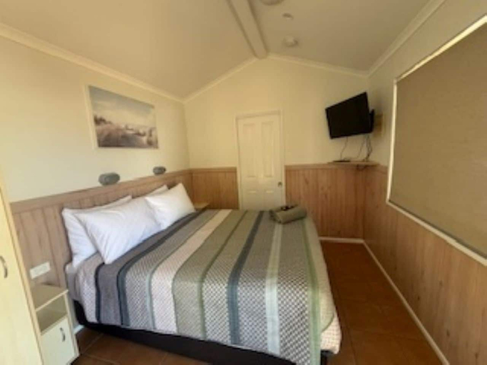 Room 2, Longreach Starlight Cabins, Longreach