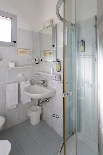 Bathroom 5, Hotel Santiago, Ravenna