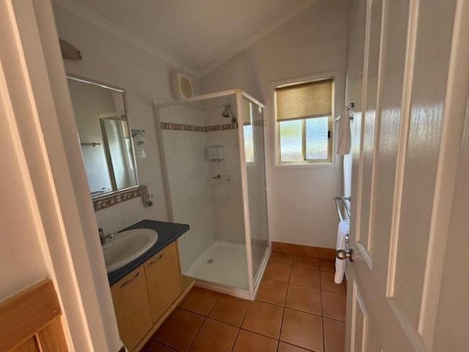 Shared bathroom, Longreach Starlight Cabins, Longreach
