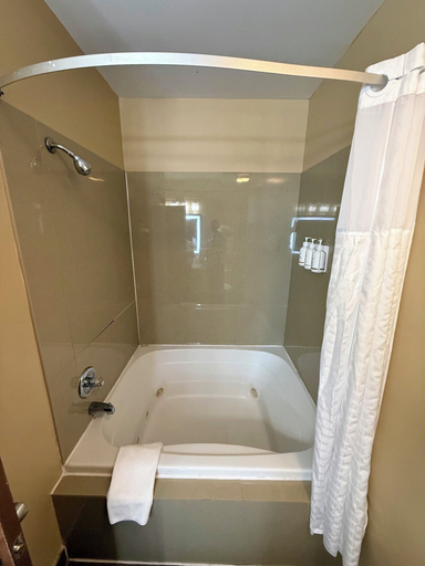 Bathroom 5, Ramada by Wyndham Glendale Heights/Lombard, Dupage