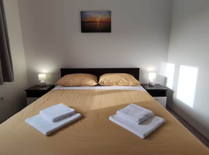 Room 5, Apartment Serenity, Ploče