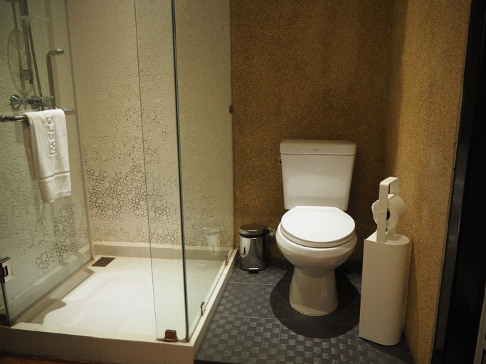 Bathroom 4, Jasaen Hotel, Khlong San
