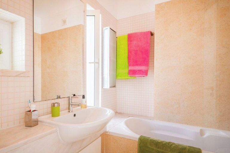 Bathroom 4, Sunny 5BR Villa at Prainha Club, Portimão
