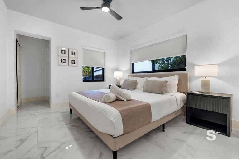 Room 2, Stylish 2BR & Parking in Design District, Miami-Dade
