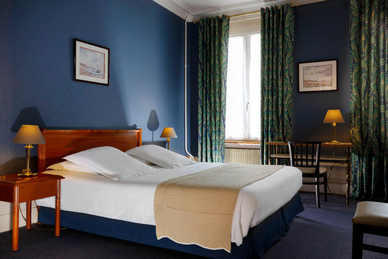 Bedroom 2, Grand Hotel de L'Univers, Somme
