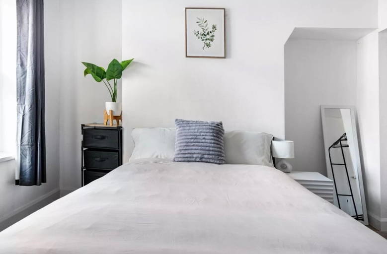 Room 2, House Sleeps 3 With Garden, Wirral