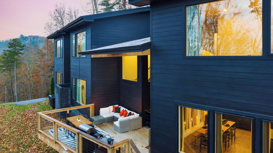 Exterior & Views