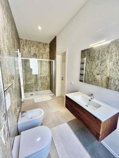 Bathroom 2, Lucus Apartments, Ravenna