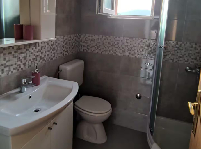 Bathroom, Apartment Serenity, Ploče