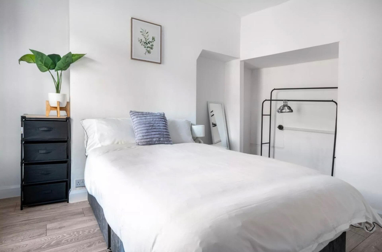 Room 5, House Sleeps 3 With Garden, Wirral