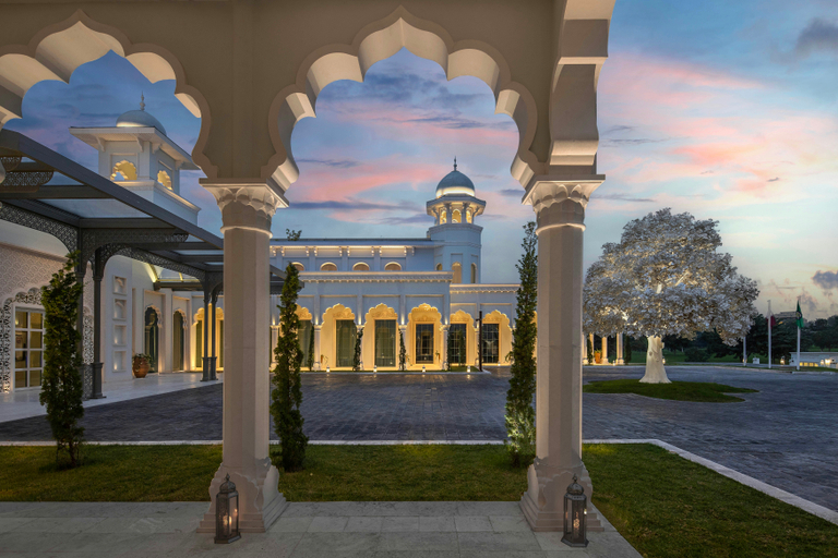Exterior & Views