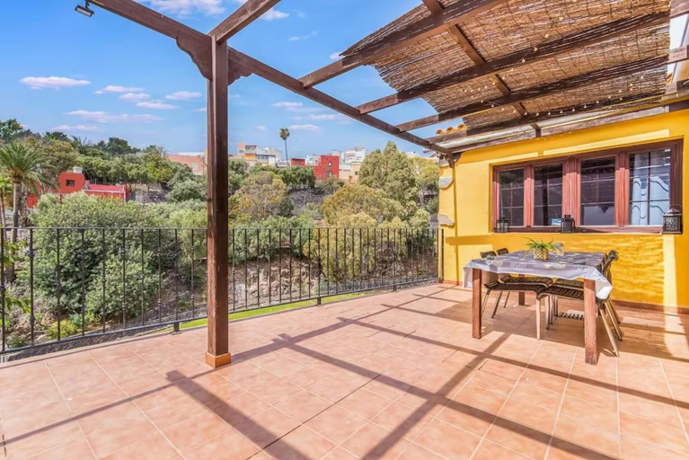 Outdoor dining, Una Casa Canaria Moderna, Las Palmas
