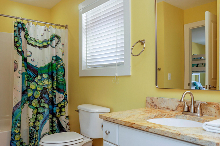 Bathroom 4, The Gulf Club, Gulf