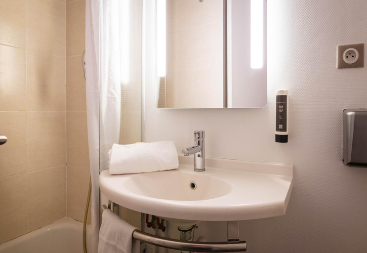 Bathroom 4, B&B HOTEL Avignon (1), Vaucluse