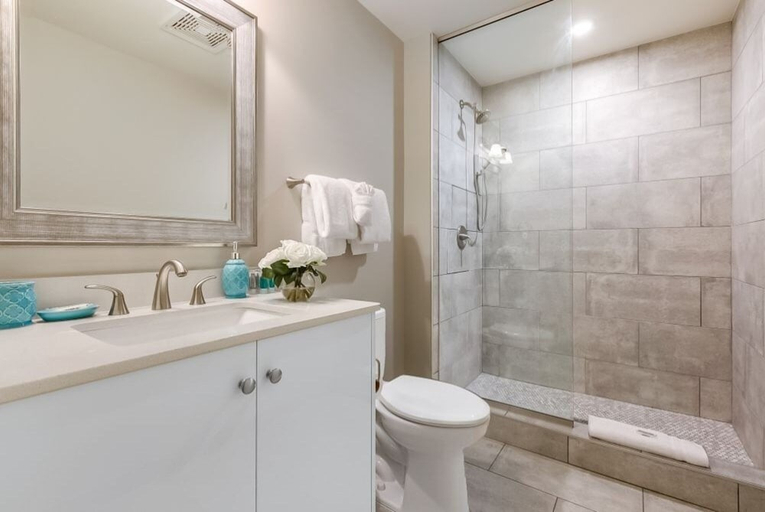 Bathroom 3, The California Building, Orleans