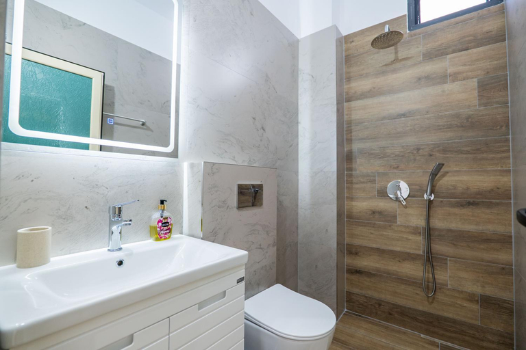 Bathroom 3, Hotel Fabio, Sarandës
