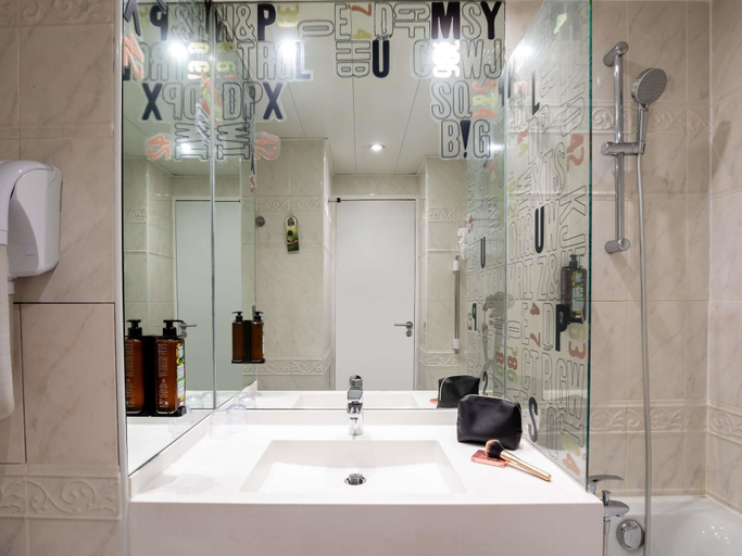Bathroom 5, ibis Styles Paris Tolbiac Bibliotheque, Paris
