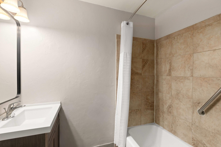 Bathroom 4, Travelodge by Wyndham Everett City Center, Snohomish