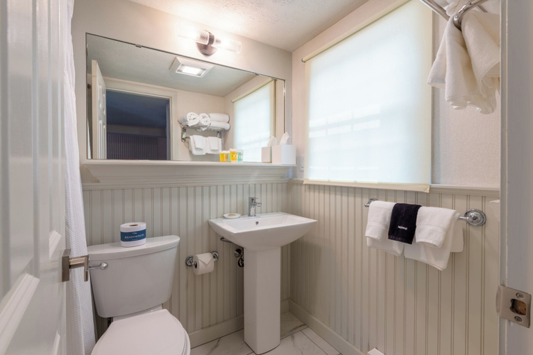 Bathroom 5, The Meadowmere Resort, York