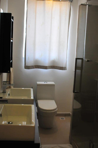 Bathroom, The Seventeen Apartment Hotel, Kampala