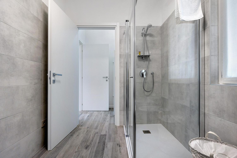 Bathroom 2, Jacky's Apartments, Brescia