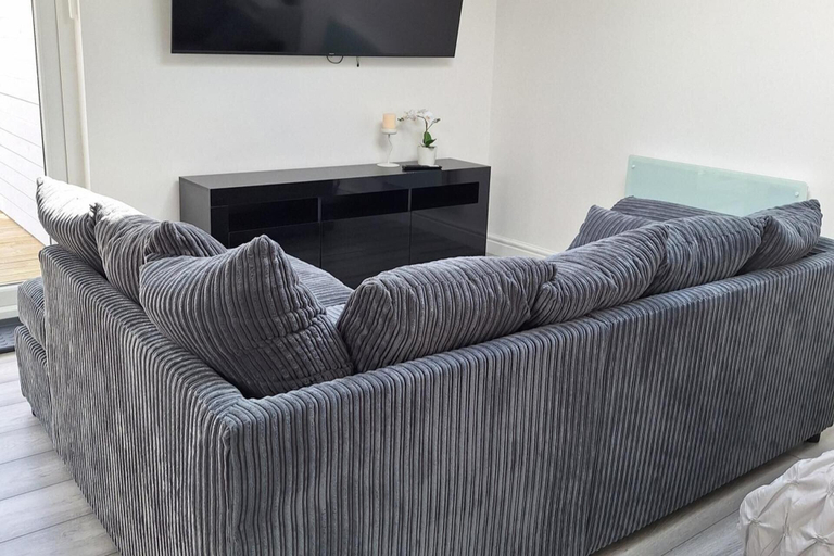 Others 5, Lodge - Sleeps 2 - Pet Friendly - Parking - Patio, London
