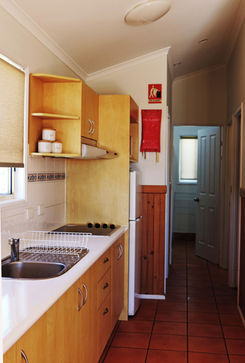 Private kitchen 4, Longreach Starlight Cabins, Longreach