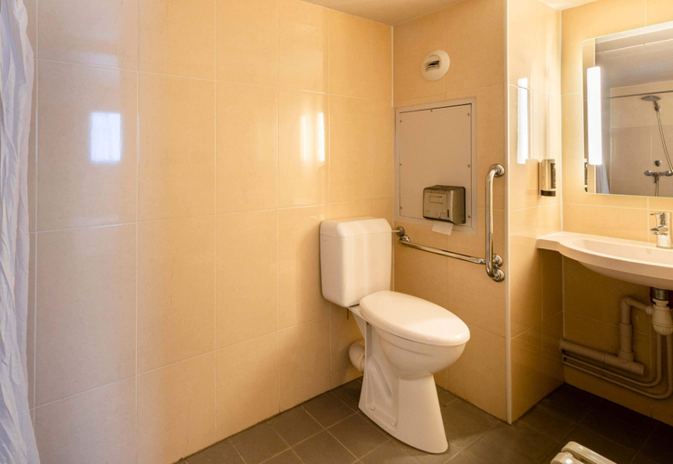 Bathroom 5, B&B Hotel Nantes Parc Expos La Beaujoire, Loire-Atlantique