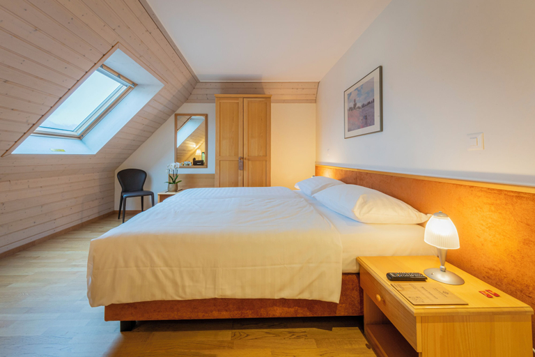 Bedroom 2, Hôtel du Cheval Blanc - City Center, La Gruyère
