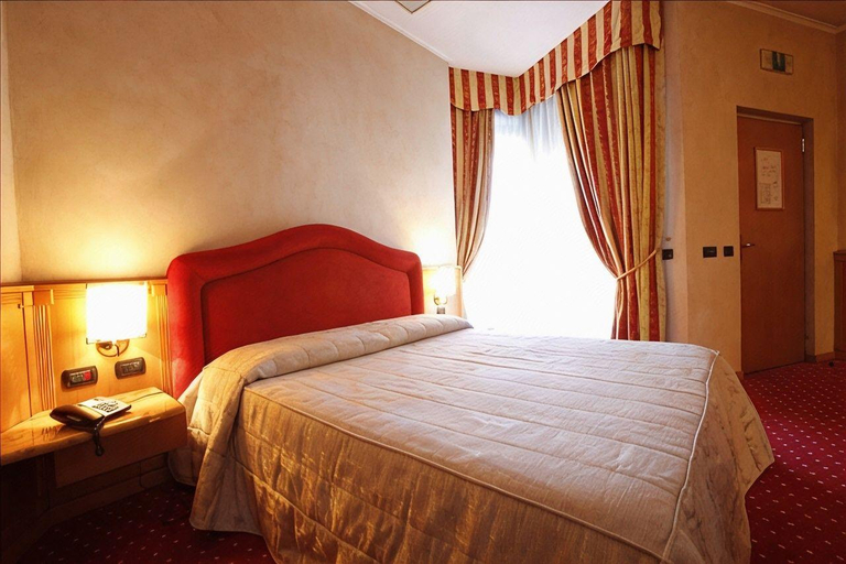 Bedroom 2, Airport Hotel Malpensa, Varese