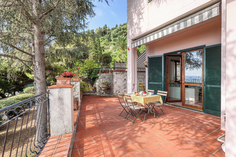 Outdoor dining 3, Hanbury Apt Pool And Sea, Imperia
