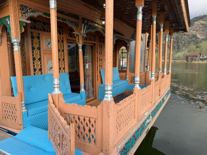Sport & Beauty 5, Houseboat New Shamus Maqbool, Srinagar