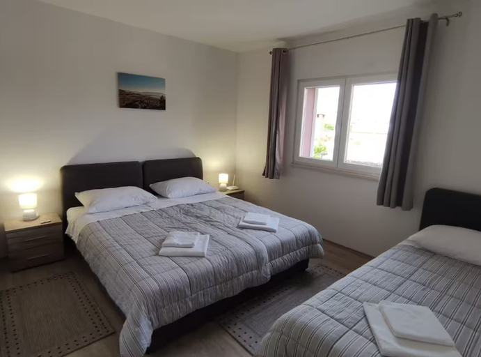 Room 3, Apartment Serenity, Ploče