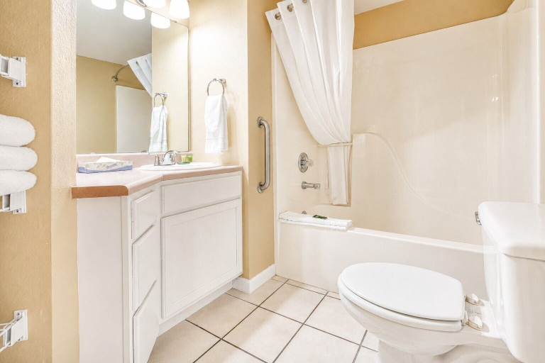 Bathroom 4, Carriage Place, Taney