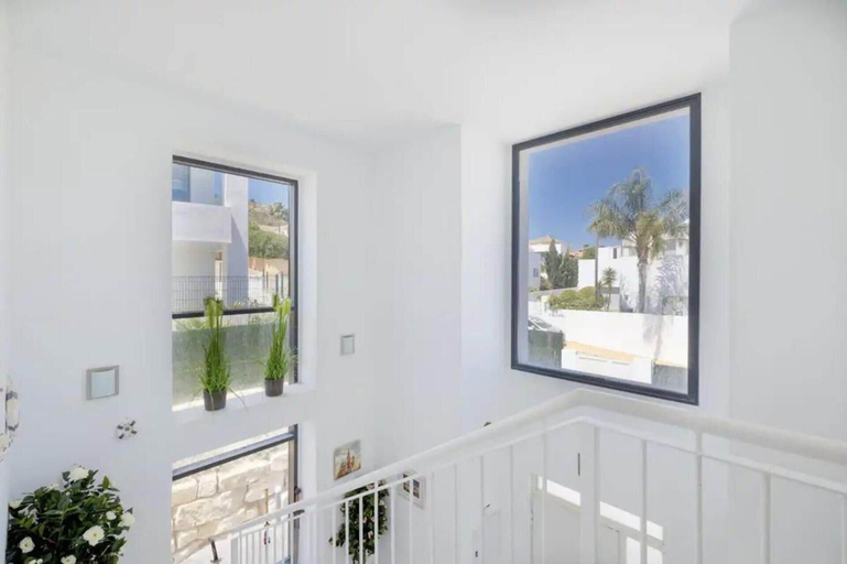 Interior 2, Villa Sotogrande- Sleeps 10 - Pool Access- Jacuzzi, Cádiz