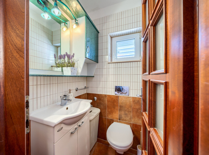 Bathroom 3, Apartments Vrandecic, Postira