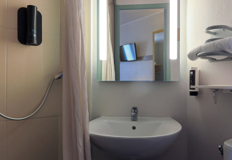 Bathroom 4, B&B HOTEL DIJON Les Portes du Sud (Acti-Sud), Côte-d'Or