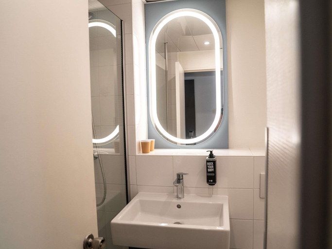 Bathroom 5, ibis Saint Denis Stade Ouest, Seine-Saint-Denis