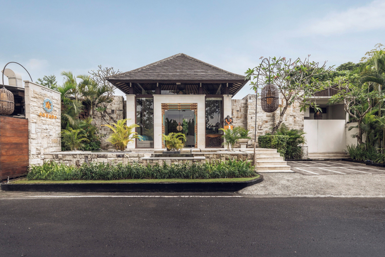 Exterior & Views