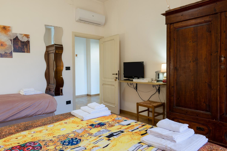 Bedroom 2, Art Rooms, Arezzo