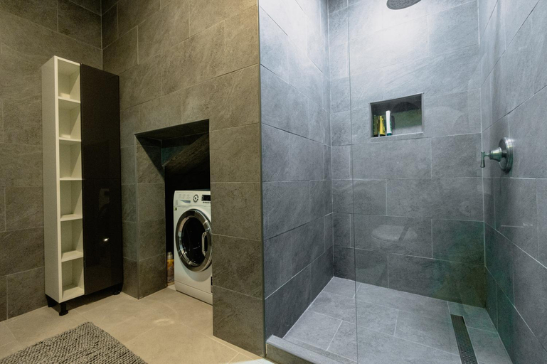 Bathroom 3, Laz Palace