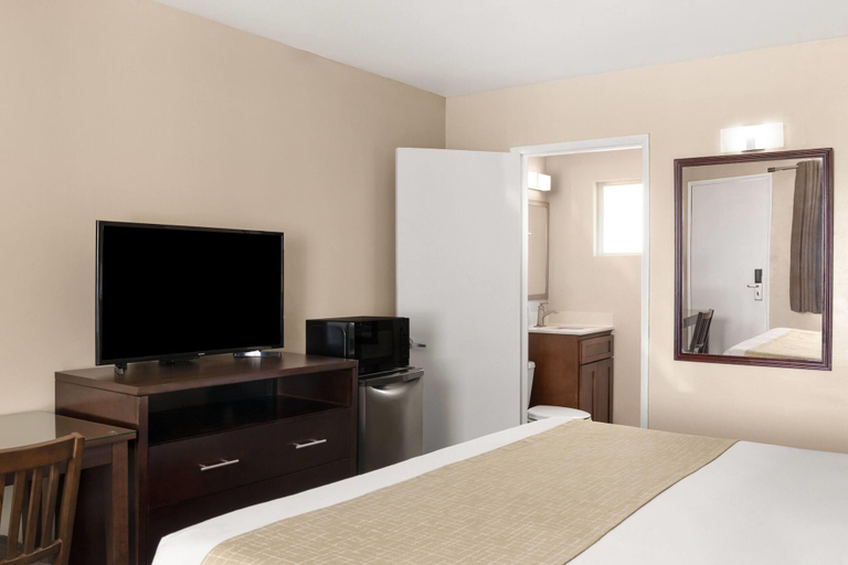 Bedroom 3, Travelodge by Wyndham Everett City Center, Snohomish
