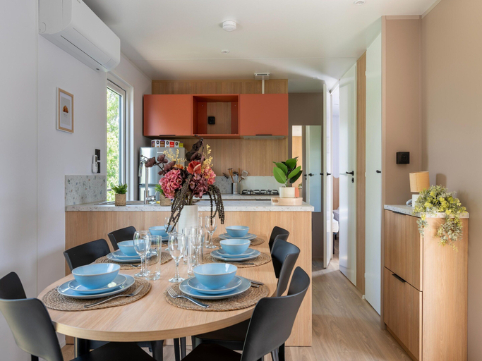 Dining 3, New Vennepark Caravan 463, West-Vlaanderen