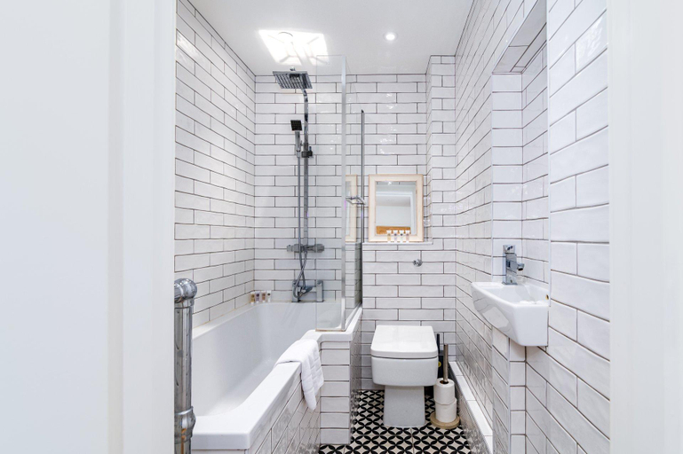 Bathroom, GuestReady - New and spacious near BBC Maida Vale, London
