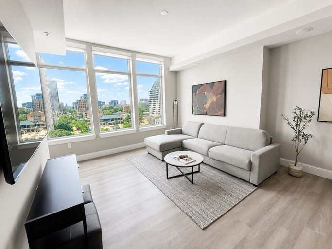 Living area 2, Level Dallas Uptown, Dallas